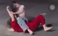 Xác minh clip 2 cô gái hỗn chiến, nhiều người không cản mà còn cổ vũ