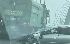 Xe ô tô con vỡ nát phần đầu sau va chạm với xe tải trên cầu Nhật Tân