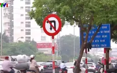 Người đi đường bối rối, vô tình vi phạm luật vì biển báo giao thông