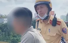 CSGT kịp thời ngăn cản thanh niên định nhảy cầu Chương Dương
