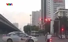 Vượt đèn đỏ, người đi xe máy bị taxi tông hất văng