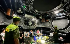 Bắt quả tang 8 thanh niên đang "bay, lắc" trong quán karaoke