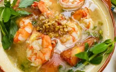 Đưa cơm với món canh chua thơm nấu tôm