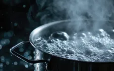 Đun sôi nước lọc có thể loại bỏ đến 90% hạt vi nhựa