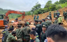 Sạt lở đất ở Hà Giang: Lực lượng thủ công đu dây từ độ cao vài chục mét tìm người mất tích