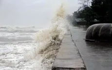 Áp thấp nhiệt đới gây mưa lớn và biển động mạnh