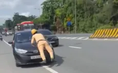 Tài xế vượt đèn đỏ, hất cảnh sát giao thông lên capo