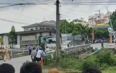 Ô tô tải va chạm xe máy làm nhiều người tử vong ở Hoài Đức (Hà Nội)