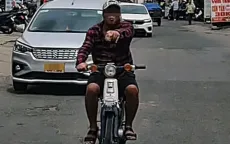 Nam thanh niên vô cớ chặn đầu ô tô, cầm đá đập vỡ kính cửa sổ