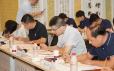 Trường đại học viết thư pháp giấy báo nhập học cho 5.200 sinh viên