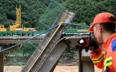 Tìm thấy thêm thi thể nạn nhân vụ sập cầu tại Trung Quốc