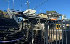 Xe nôi lăn xuống đường ray ở Australia, cha và con gái 2 tuổi tử vong