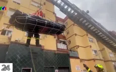 Lính cứu hỏa Tây Ban Nha “chật vật” giải cứu người đàn ông 300 kg