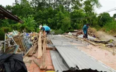Mưa lớn kèm dông, lốc làm hàng chục căn nhà bị hư hỏng tại Nam Bộ