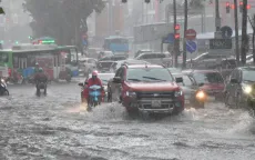 Hà Nội mưa lớn do ảnh hưởng của bão số 2, ngập lụt nhiều nơi