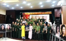 Trao tặng di ảnh màu 10 nữ anh hùng dân quân Lam Hạ và tủ sách Đặng Thùy Trâm