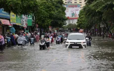 Hà Nội nhiều đường ngập ngang bánh xe máy trong sáng nay