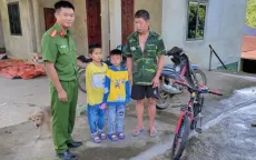 Hai cháu bé đi lạc 70 km được công an giúp đưa về nhà