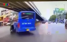 Xe bus tạt đầu ép người đi xe máy ngã văng xuống đường