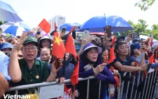 Xúc động khoảnh khắc người dân hát Quốc ca vào giờ phút tiễn biệt Tổng Bí thư Nguyễn Phú Trọng