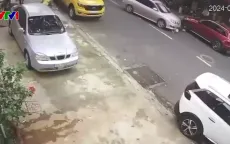 Ô tô đâm xe máy, kéo lê người phụ nữ suốt đoạn đường dài