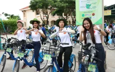 Các nghệ sĩ đạp xe chinh phục cung đường Rừng Sác