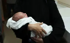 Kỳ tích em bé được cứu từ người mẹ thiệt mạng trong cuộc không kích ở Gaza