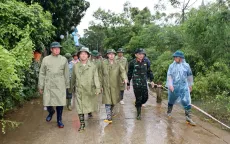 Phó Thủ tướng Lê Thành Long thăm người dân vùng "rốn lũ" của Hà Nội