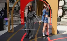Nhiều nữ vận động viên trình diễn thời trang tại Paris