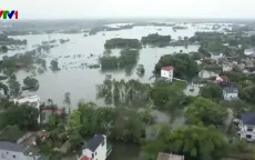 Hà Nội: Khó khăn di dời người dân ra khỏi vùng lũ