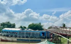 Long An: Ghe chở cá trọng tải 36 tấn đâm vào cầu sắt