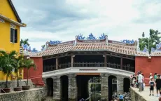 Trùng tu di tích:  Lạ là bị la
