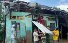 Dông lốc làm tốc mái nhà dân tại huyện U Minh (Cà Mau)