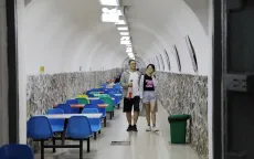 Người dân Trung Quốc tránh nắng nóng trong hầm phòng không