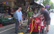 Người đàn ông tự chế tạo xe chữa cháy mini trong hẻm nhỏ