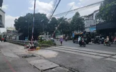 Đồng Nai: Lắp chắn tại hẻm, cử người cảnh giới sau vụ tàu hỏa tông xe bán tải
