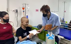 Sinh viên tặng quà Trung thu sớm cho bệnh nhi khó khăn