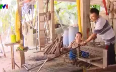 Sôi động làng nghề làm lọp tôm mùa lũ