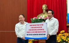 Khám bệnh và cấp phát thuốc miễn phí người dân ở Quảng Nam