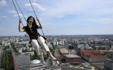 Trải nghiệm "bay qua Berlin" trên xích đu cao nhất châu Âu