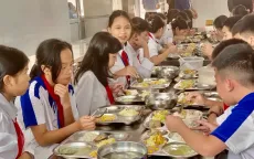 Hà Nội yêu cầu kiểm soát bữa ăn bán trú học đường