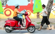 Nguy cơ mất an toàn từ ghế gắn thêm đưa đón trẻ ngồi trên xe máy