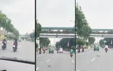 Hai thanh niên nằm trên xe máy, chạy tốc độ cao trên đường TP Hồ Chí Minh
