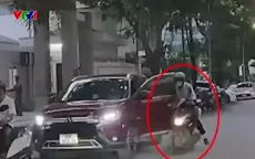 Tài xế ô tô mở cửa bất cẩn, đẩy người đi xe máy ngã văng