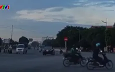 Lái xe con vượt đèn đỏ, đi ngược chiều qua ngã tư