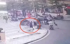 Bé trai bị người đàn ông đánh tới tấp giữa sân chung cư ở Hà Nội