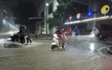 Mưa lớn cả đêm, nhiều khu vực nội thành Hà Nội ngập sâu