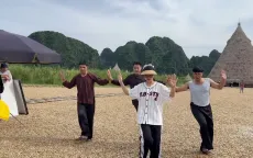 Bộ ba 'Vui lên nào anh em ơi' tập nhảy cực sung giữa trời nắng