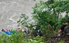 Xe khách lao xuống sông tại Nepal, 27 người tử vong