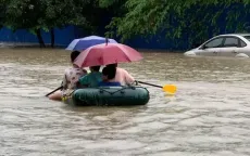 Thái Nguyên tiếp tục ngập sâu, ô tô trôi bồng bềnh